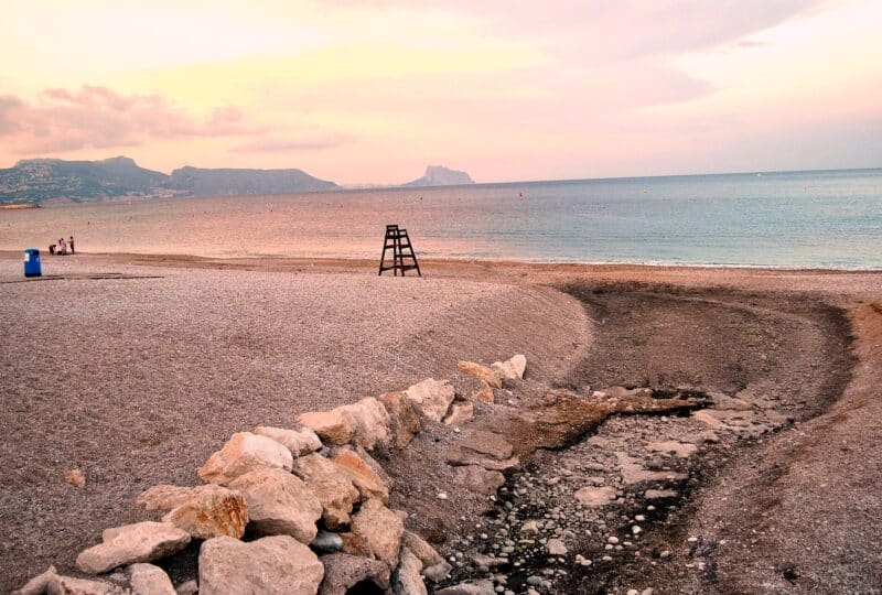 Overvintre i Spania som pensjonist – stranden i Albir ved Alfaz del Pi