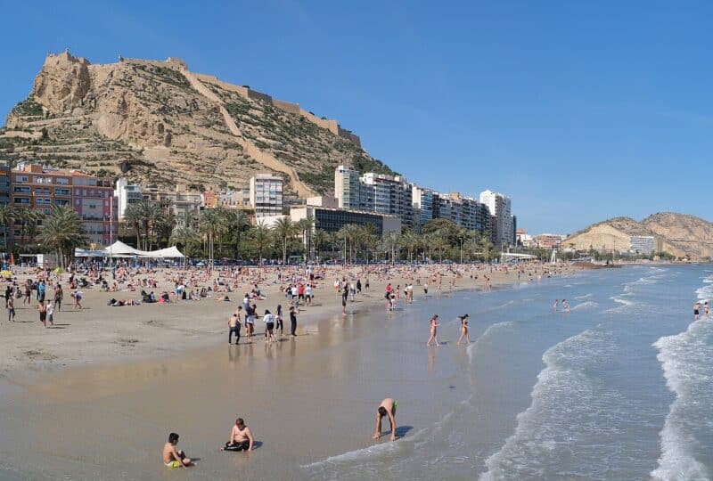 Flytte til Spanien som pensionist – Postiguet-stranden i Alicante med Santa Bárbara-borgen